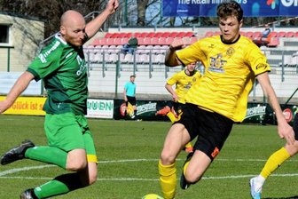 Auerbach mit alten Sorgen konfrontiert - Einheits Marco Riemer (links) wird hier bei einem Torschussversuch von Lucas Seidel bedrängt. Der Offensivspieler präsentierte sich bei seinem ersten Auftritt in der Auerbacher Abwehr gut - trotz vollem Kopf.