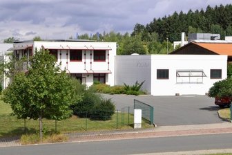 Auerbach: Mitarbeiter der Volana Vogtlandmoden finden neue Arbeit - Im ehemaligen Gebäude der Volana Vogtlandmoden im Industriegebiet Auerbach-West lässt jetzt die Firma Elfenhaut produzieren.