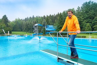 Auerbach muss mehr Geld für Freibäder Rebesgrün und Brunn aufbringen – eine Zahl irritiert - Ralf Voigtländer war viele Jahre Bademeister im Waldsportbad Rebesgrün. Er ist außerdem Leiter des Bäderbetriebs und hat am Wirtschaftsplan mitgewirkt.