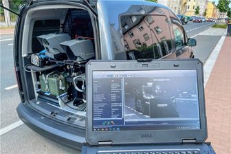 Auerbach nimmt Blitzer in Betrieb: Wie und wo die Technik eingesetzt wird - Das Messgerät vom Typ Vitronic Poliscan Speed, umgangssprachlich Blitzer genannt, ermittelt mittels Lasertechnik die Geschwindigkeit des Fahrzeugs. Das Gerät kann aus dem Basisfahrzeug heraus arbeiten, wie hier auf der Kaiserstraße.