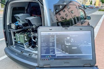 Auerbach nimmt mobilen Blitzer in Betrieb - Das Messgerät vom Typ Vitronic Poliscan Speed, umgangssprachlich Blitzer genannt, ermittelt mittels Lasertechnik die Geschwindigkeit des Fahrzeugs. Das kann aus dem Basisfahrzeug heraus erfolgen, wie hier auf der Kaiserstraße in Auerbach.
