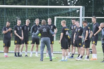 Auerbach nimmt neuen Anlauf - Alte Bekannte, aber auch viele neue Spieler begrüßte VfB-Trainer Sven Köhler zum ersten Training nach dem Abstieg aus der Regionalliga. 