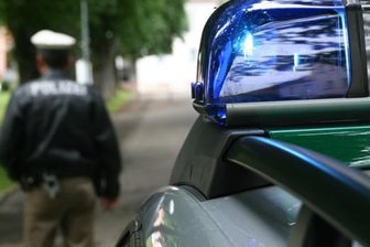 Auerbach: Polizisten mit Betonstein beworfen - 