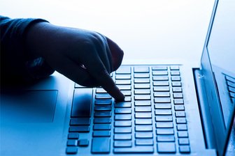Auerbach prüft sämtliche elektronische Geräte - Auerbach lässt jetzt alle elektronischen Geräte auf Sicherheit prüfen - auch Laptops.