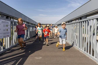 Auerbach: Radfahrer und Fußgänger zwischen Reumtengrün und Richardshöhe jetzt sicherer unterwegs - Kinder aus der Reumtengrüner Kita „Waldwichtel“ gestalteten nicht nur das Programm zur Brückeneinweihung, sie waren auch die ersten Fußgänger auf dem Neubau über die Göltzschtalumgehung.