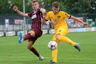 Auerbach startet mit Heimniederlage - Björn Lambach (links, BFC) und Felix Lietz (Auerbach) im Zweikampf