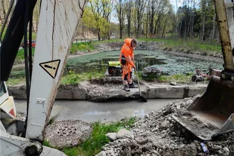 Auerbach und seine undichten Teiche: Reparatur am Märchenteich - Eine neue Schicht Beton im Bereich des Ablaufs soll dafür sorgen, dass das Wasser im Märchenteich bleibt. Tim Hahn bei Restarbeiten am Gewässer, aus dem sich der Zufluss für den Maschinenteich speist.