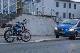 Auerbach: Unfall mit Motorrad und Auto - Auf der Göltzschtalstraße in Auerbach ereignete sich am Mittwochabend ein Unfall