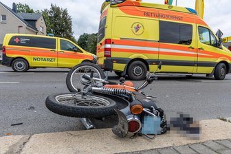 Auerbach/V.: Junger Simsonfahrer bei Unfall schwer verletzt -