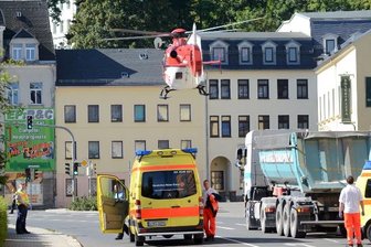 Auerbach/V.: Lkw überrollt Fußgängerin - 57-Jährige tot -