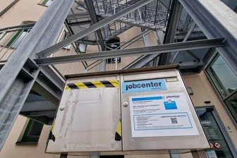 Auerbach verliert sein Jobcenter: Was Kunden jetzt wissen müssen - Das Jobcenter in Auerbach hat am 11. September letztmals geöffnet. Es war die letzte Außenstelle im Landkreis. Alle Kunden müssen nun nach Plauen.