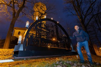 Auerbach: Warum der neue Lichterbogen eine Verbeugung vor einem Verstorbenen ist - Sieht schon klasse aus! Wirt Steffen Fohlert ist sehr stolz auf seinen neuen Schwibbogen. Aber eigentlich hätte dieser woanders stehen sollen.