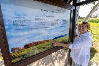 Auerbach: Warum die Richardshöhe auch „Kuhschnappel“ genannt wird - Christine Winkelmann an der Tafel, auf der neben dem Kuhschnappel-Gedicht auch Historisches zu lesen ist.