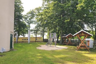 Auerbach: Wie Faltschirme das Wasserturmgelände als grüne Konzertkulisse aufwerten sollen - Die zusammengefalteten Großschirme links im Hintergrund warten auf ihren Einsatz.