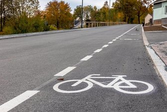 Auerbach will mit Radverkehrskonzept seine Chancen auf Fördermittel erhöhen - Wo sinnvoll und möglich, setzt Auerbach auf Schutzstreifen für Radfahrer. Wie im Bild auf der grundhaft ausgebauten Falkensteiner Straße, so so ein Schutzstreifen markiert ist. 