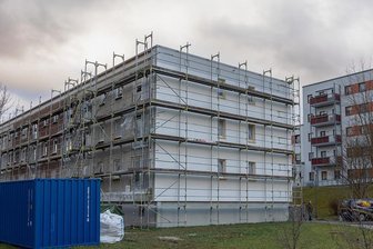 Auerbach: Wohnen in der "Platte" wird wieder attraktiv - Mit dem Gebäude Volkmarstraße 8 - 12 lässt die Auerbacher Wohnbau den letzten unsanierten Plattenbau im Wohngebiet Mühlgrün modernisieren. Von ursprünglich fünf Etagen wurden zwei rückgebaut.