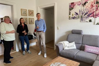 Auerbacher Aktivtreff gegen Depression zieht um: Hier muss keiner schneller und besser sein - Brigitte Mothes (links) zeigt Gästen wie Sozialamtsleiter Knut Kirsten (rechts) den neuen Aktivtreff am Altmarkt 9.