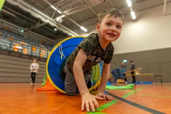Auerbacher Arena wirbt für mehr Bewegung von Kindern – Veranstalter müssen Besucherstrom lenken - Mit dabei bei der fünften Ausgabe von „Winter-Kinder-Welten“ in der Auerbacher Schloss-Arena war auch Ben Martin.