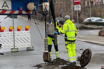 Auerbacher Autofahrer haben den Kanal voll: Warum die Göltzschtalstraße für drei Tage gesperrt ist - Mittels Wasserhochdruck-Verfahren reinigen die ZWAV-Mitarbeiter rund 30 Kanäle entlang der Göltzschtalstraße. Es ist die Hauptabwasserleitung, an der zig Haushalte zwischen Grünbach und Rodewisch angeschlossen sind. In der Rodewischer Kläranlage werden die Abwässer dann final gereinigt.