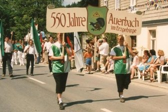 Auerbacher Chronik: 25 Jahre Dorfleben füllen sagenhafte 456 Seiten - Der Festumzug 1997 - damals erschien auch die erste Ortschronik.