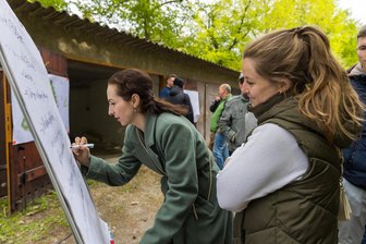Auerbacher diskutieren zur Zukunft des Schillerparks: Ruhe-Insel oder Grünanlage für Sport und Spiel? - Ideen gefragt und gesammelt: Anne Vogel-Meinel schrieb die Ideen für den Schillerpark auf.