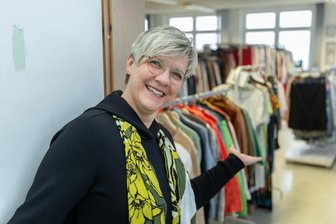 Auerbacher DRK-Chefin zum Verkauf der Villa: „Uns war klar, wir mussten da raus“ - Manja Jopp, Chefin des DRK-Kreisverbandes, heißt Montagfrüh die Gäste am neuen Standort der Kleiderkammer willkommen. Über ein Jahr haderte der Wohlfahrtsverband mit der Entscheidung: alte Villa sanieren oder neuen Standort suchen?
