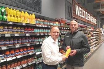 Auerbacher Edeka ist wieder offen: Warum man sich bei den Getränken fast verlaufen kann - Kai Martin (rechts) gehörte zu den ersten Markt-Testern. Geschäftsinhaber Ronny Kadelke und sein Team haben kulinarisch die ganze Welt nach Auerbach geholt.