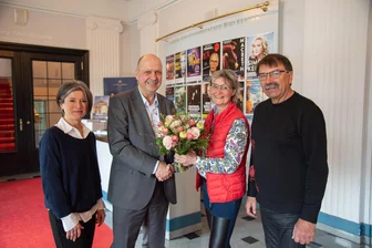 Auerbacher Ehepaar schließt 2000. Theater-Abo in Bad Elster ab - Petra Voigtländer (zweite v. rechts) ist der 2000. Abonnent im König-Albert-Theater.