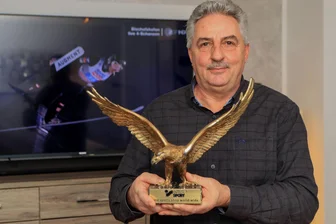 Auerbacher Ex-OB Deckert kommt zum Geburtstag ins Fernsehen - 2021 versteigerte Deckert seine Trophäe vom Sieg bei der Vierschanzen-Tournee.