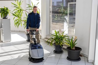 Auerbacher Familienunternehmen für Gebäudereinigung geht in Zwickauer Betrieb auf - An der Arbeit ändert sich für Mitarbeiter Rico Bernhardt erst mal nichts. Nur der Arbeitgeber hat gewechselt.