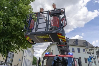 Auerbacher Feuerwehr gratuliert Brautpaar mit Drehleiter-Fahrt - Mit der Drehleiter ging es für das Brautpaar Lydia und Philipp Karkowski in luftige Höhe.