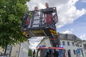 Auerbacher Feuerwehr gratuliert Brautpaar mit Drehleiter-Fahrt - Mit der Drehleiter ging es für das Brautpaar Lydia und Philipp Karkowski in luftige Höhe.