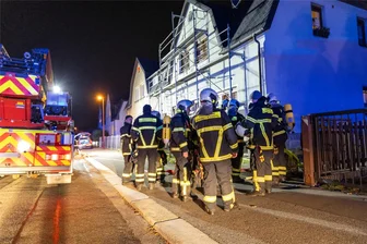 Auerbacher Feuerwehr im Dauereinsatz: Wenn die Esse brennt und Abi-Absolventen im Fahrstuhl feststecken - Schornsteinbrand in der Auerbacher Ackermannstraße: Einer von fünf Einsätzen am „dritten Feiertag“.