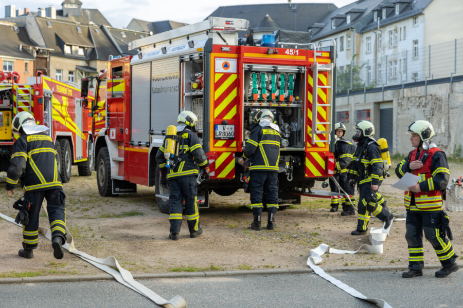 Auerbacher Feuerwehr übt den Ernstfall: Belastungstest für die ehrenamtlichen Kameraden - 