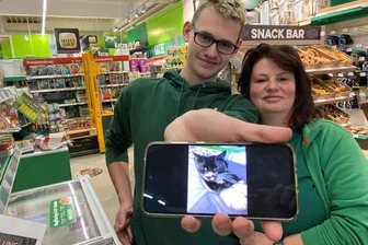 Auerbacher Fressnapf-Team in Sorge um dreibeinige Katze: „Bitte bringt uns Baby zurück“ - Wer hat Katze Baby gesehen? Wurde sie von Fremden mitgenommen? Die Fressnapf-Mitarbeiter Justin Losleben und Madlen Seckel suchen die Katze und bitten um Mithilfe.