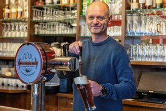 Auerbacher Gasthaus-Brauerei wagt sich mit Rauchbier an Spezialität aus Bamberg - Steffen Fohlert zapft das neue Awerbacher Rauchbier. Das Gastronom und Brauer freut sich nicht nur darüber, dass die Bierspezialität aus Bamberg gelungen ist, sondern dass sie den Gästen schmeckt.