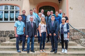 Auerbacher Gemeinderäte werfen Fraktionschef wegen seines Jobs raus - Der Auerbacher Stadtrat mit Ulf Lange (2. Reihe, in der Mitte). Wegen seiner Tätigkeit als Energiemanager in Burkhardtsdorf darf Ulf Lange nicht länger im Gemeinderat seines Dorfes sitzen - sagt die Mehrheit des Gremiums.  Fotos (2): Erz-Foto/Georg Ulrich Dostmann-Archiv