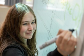 Auerbacher Gymnasiastin lernt bald an Sachsens Eliteschule - Lernen ist für Paula Treichel eine Lust. Besonders begabt ist die 14-Jährige in Mathe und Physik. Ihre Fähigkeit, sehr logisch zu denken, hat ihr den Platz im Landesgymnasium Sankt Afra Meißen eingebracht. 