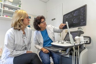 Auerbacher Gynäkologin findet Nachfolgerin – Wer ist die „Neue“? - Die Frauenärztin Ute Roth (rechts) übergibt ihre Praxis an Claudia Gruschwitz.