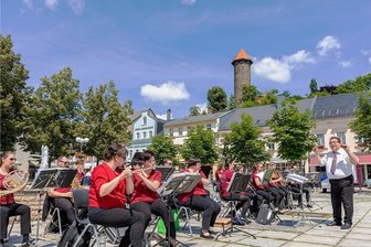 Auerbacher Jugendblasorchester ist wieder da - Nach langer Zwangspause spielte das Jugendblasorchester am Samstag auf dem Neumarkt, rechts Orchesterleiter Andreas Schmidt.