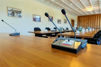Auerbacher Jugendliche sollen mitbestimmen - aber wie? - Wo sonst Auerbacher Stadträte und die Verwaltung sitzen, werden künftig vielleicht auch Jugendvertreter über ihre Belange diskutieren und abstimmen.