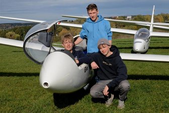 Auerbacher Jungpiloten gehören zur bundesdeutschen Fliegerelite - Haben als Team beim Bundesjugendvergleichsfliegen in Paderborn den 3. Platz belegt (von links): Mika Müller, Lukas Möckel und Axel Fritzsche vom Fliegerklub Auerbach.
