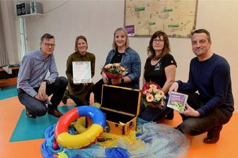Auerbacher Kindergarten rückt seelische Gesundheit in den Fokus - Schätze suchen heißt hier jetzt Stärken entdecken: Der Auerbacher Kindergarten "Sandmännchen" ist dafür zertifiziert. Von links: Auerbachs Amtsleiter Knut Kirsten, Fachkoordinatorin Kerstin Schnepel, Kita-Leiterin Lisa Blume, Erzieherin Carolin Wurdak und Ralf Weidlich. 
