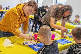 Auerbacher Künstler verraten Kindern, warum der Baum rosa sein muss - Ivonne Rechenburg und Mario Schmidt vom Vogtländischen Kunstverein Göltzschtal zeigen Grundschülern Kniffe beim Malen.