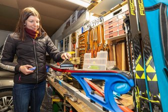 Auerbacher Langläuferin empfiehlt: Hier lässt es sich im vogtländischen Winterwunderwald am besten Skilaufen - Melanie Weiß beim Wachsen ihrer Skating-Ski. Seit ihrer Kindheit kennt und befährt sie Loipen im Vogtland und Erzgebirge. An ihren Erfahrungen lässt sie Leser des Loipenberichts teilhaben.