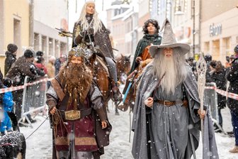 Auerbacher Märchenumzug bei klirrender Kälte: So halten die Akteure durch - Nach Mittelerde entführte diese Gruppe aus Dresselsgrün mit Gimli, Gandalf, Leogolas und anderen Charakteren aus der Saga „Der Herr der Ringe“.