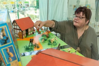 Auerbacher Museum schließt ab Samstag für Aufbau der Weihnachtsausstellung: Worauf sich die Besucher dann freuen können - Ramona Reißmann hatte mit ihrem Mann Andreas die Exponate für die Ausstellung mit DDR-Spielzeug bereitgestellt.
