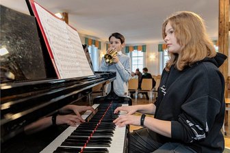 Auerbacher Musikschüler geben Übungskonzert - In Vorbereitung auf den 60. Wettbewerb "Jugend musiziert" haben am Sonntag unter anderem Carolina Weil Helmbold aus Rodewisch am Klavier und Konrad Möckel aus Auerbach mit der Trompete ein Probenkonzert gegeben. Von der Musikschule Auerbach nehmen an den Wettbewerben elf Schüler teil.