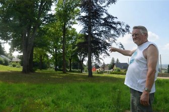 Auerbacher Naturschützer schlägt Alarm: Müssen für neues Feuerwehrdepot wirklich alle Bäume gefällt werden? - Naturschützer Michael Thoß an der Fläche in Vogelsgrün, auf der das neue Depot für die Freiwillige Feuerwehr gebaut werden soll. Seine Befürchtung, die Bäume würde dafür gefällt werden müssen, versucht die Stadtverwaltung zu entkräften.