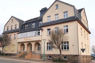 Auerbacher Ortsteil bangt um Ex-Rathaus: „Das Haus geht von unten hoch kaputt.“ - Das einstige Rebesgrüner Rathaus mit seinem alles andere als barrierefreien Zugang.